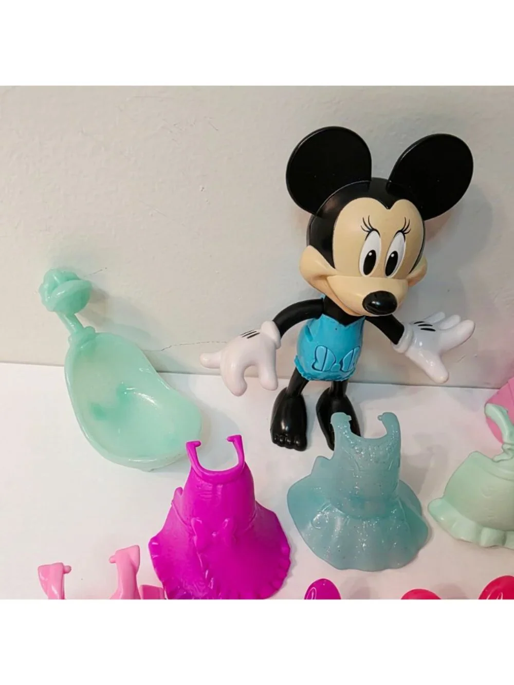 Disney Minnie Mouse Snap N Style Doll Figure Bowtique Outfits Dress Bows Shoes